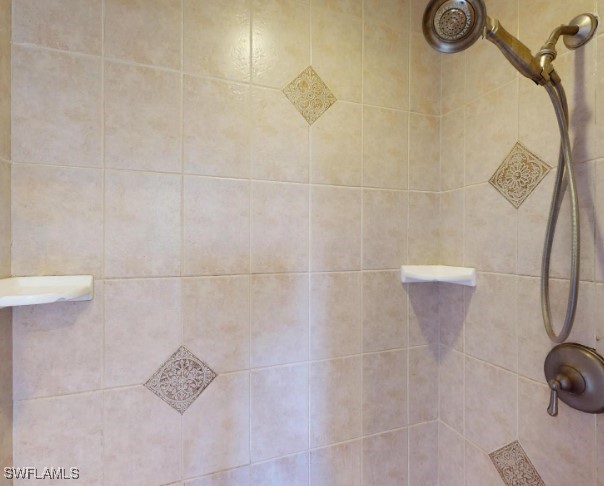 details featuring tiled shower