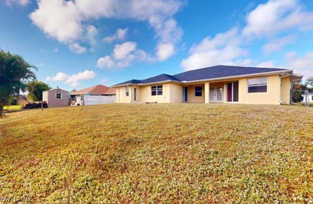 view of front of property featuring a front lawn