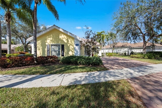 view of front of property with a front yard