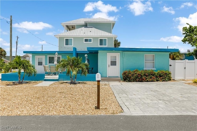 view of front property featuring a porch