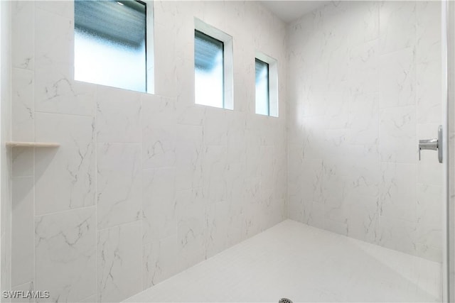 bathroom featuring a tile shower