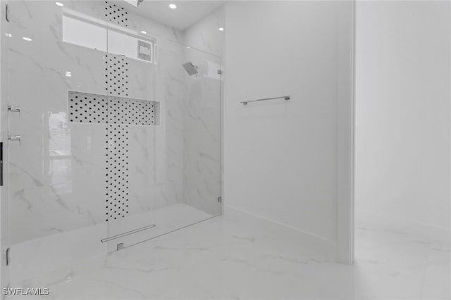 bathroom featuring tiled shower