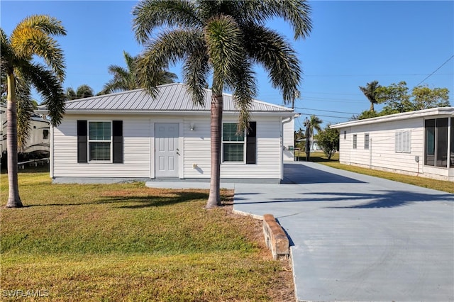 view of front of house featuring a front yard