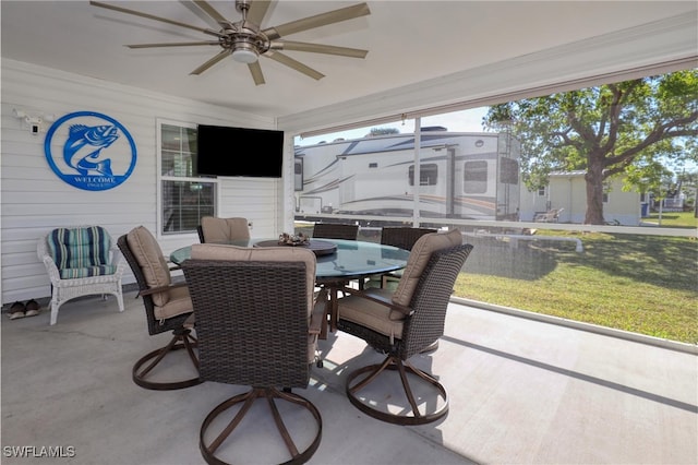 sunroom with ceiling fan