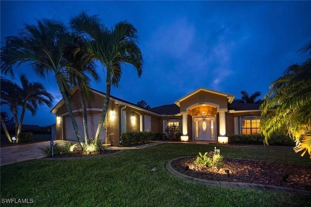 view of front of house featuring a lawn and a garage