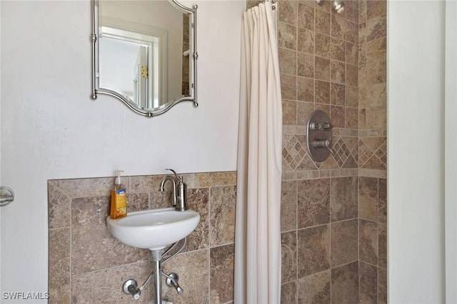 bathroom featuring a shower with shower curtain and sink