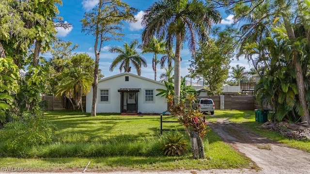 view of front of home featuring a front yard