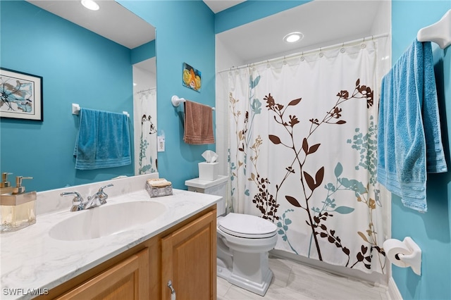 full bath with toilet, vanity, and a shower with curtain