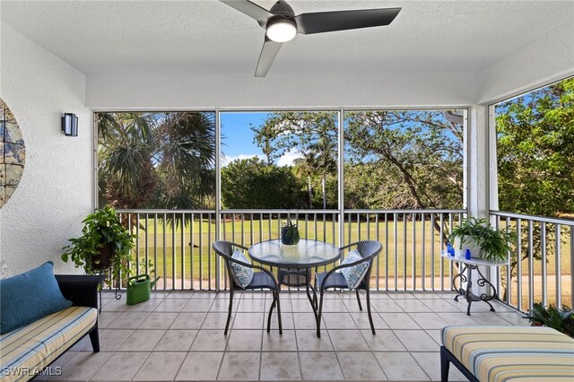 sunroom with ceiling fan