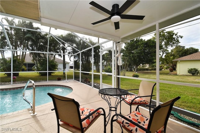 sunroom with ceiling fan