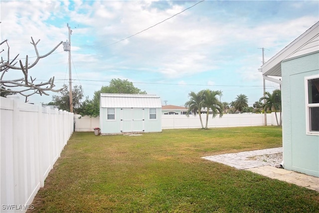 view of yard with a storage shed