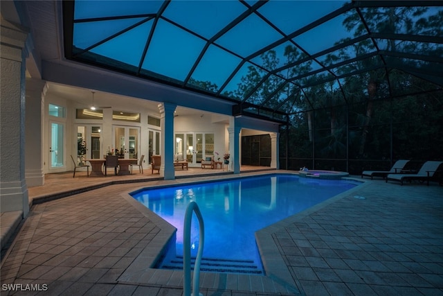 view of swimming pool featuring a lanai, an in ground hot tub, ceiling fan, and a patio