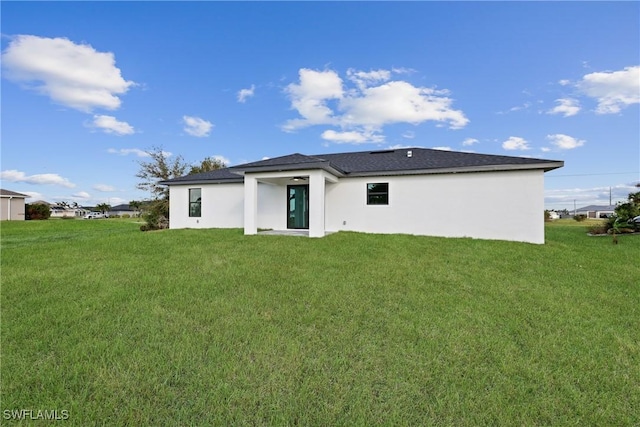 back of house featuring a lawn