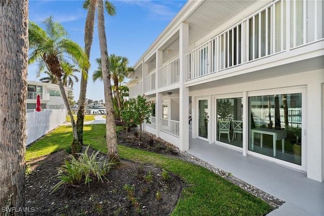 342 Harbour Dr, Naples, FL 34103 - view of yard featuring fence