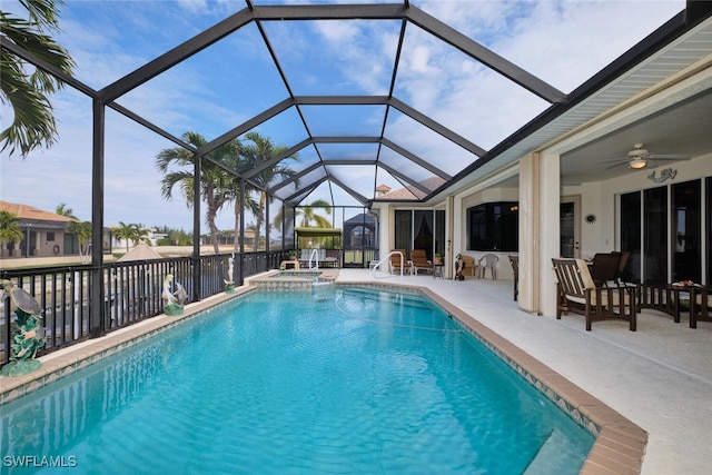 view of pool featuring a patio area, a lanai, an in ground hot tub, and ceiling fan