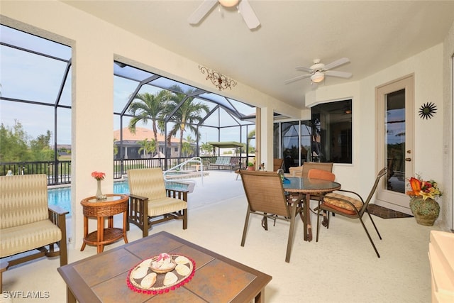 sunroom with ceiling fan