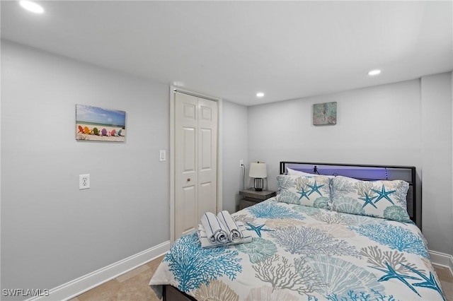 bedroom with recessed lighting, a closet, and baseboards