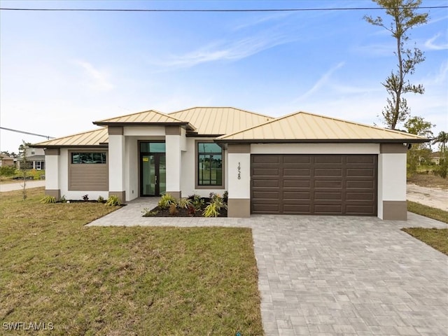 view of front facade featuring a garage and a front yard