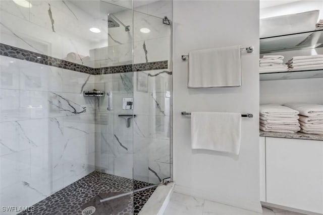 bathroom featuring tiled shower