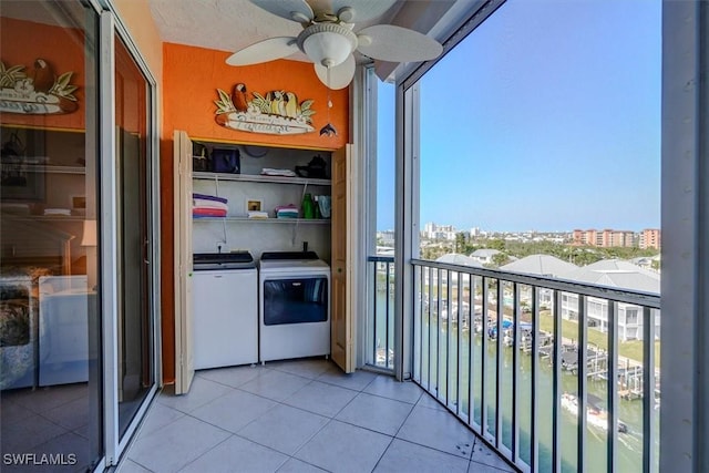 balcony featuring washer and dryer and ceiling fan