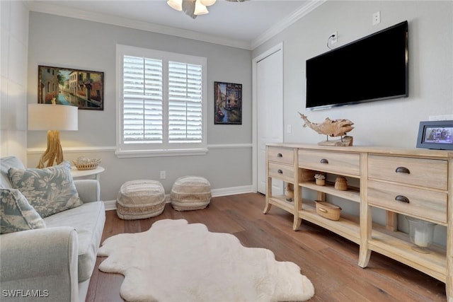 living room featuring ceiling fan, crown molding, and wood-type flooring