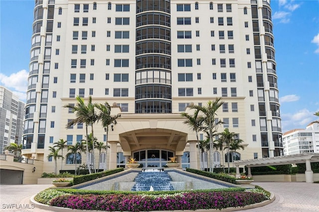 view of apartment building / complex