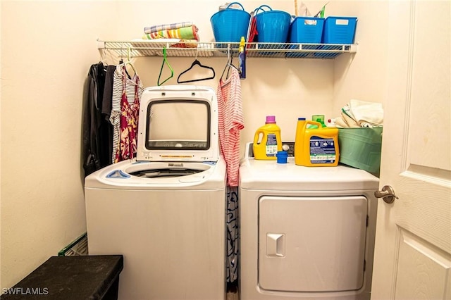 laundry room with washing machine and dryer