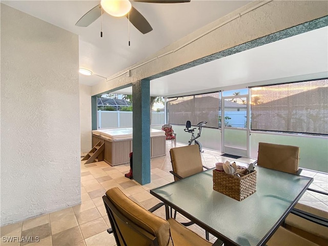 sunroom with ceiling fan