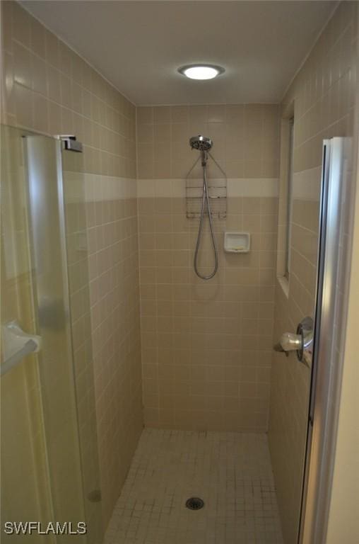 bathroom featuring tiled shower