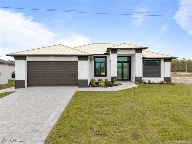 view of front facade featuring a garage and a front yard