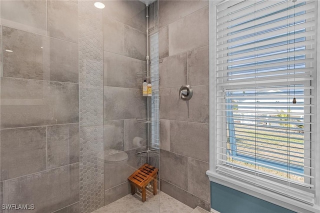 bathroom featuring tiled shower