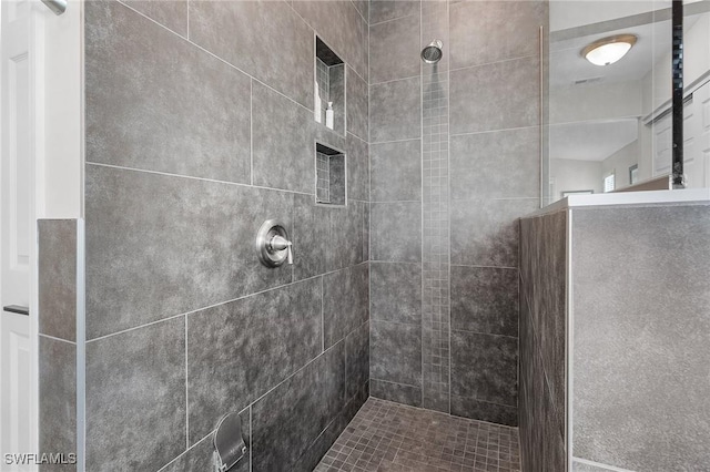 bathroom featuring tiled shower