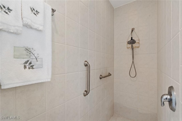 bathroom featuring tiled shower