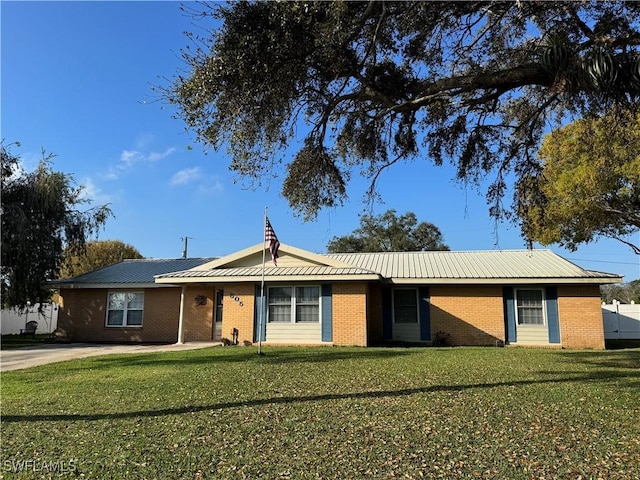 ranch-style house featuring a front lawn