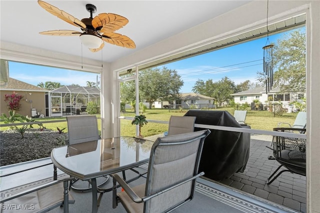 sunroom with ceiling fan