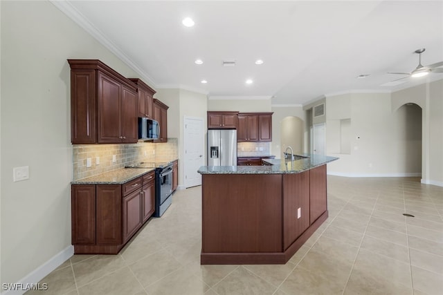 kitchen featuring black / electric stove, an island with sink, decorative backsplash, stainless steel fridge with ice dispenser, and ceiling fan