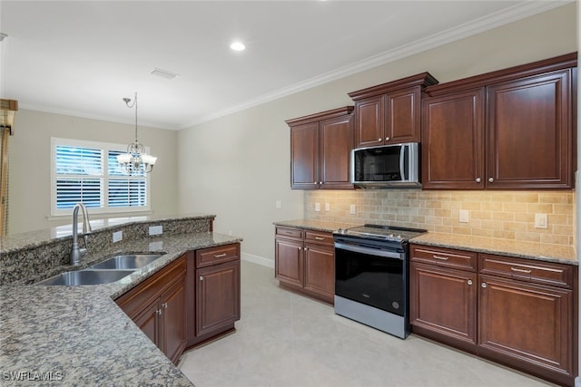 kitchen featuring sink, appliances with stainless steel finishes, crown molding, and a notable chandelier