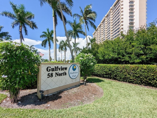 community / neighborhood sign featuring a lawn