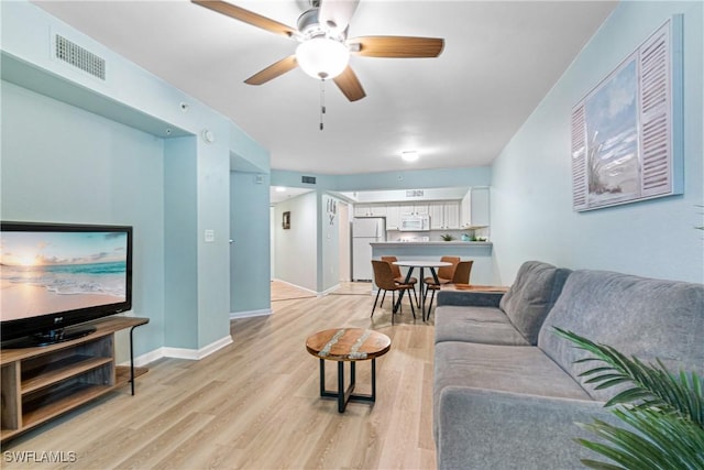 living room featuring light hardwood / wood-style floors and ceiling fan