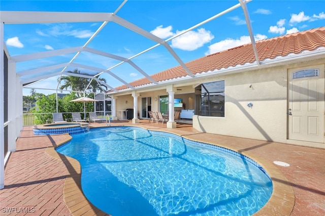 view of swimming pool with a lanai, a patio area, ceiling fan, and an in ground hot tub