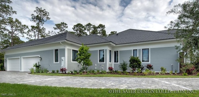 view of front facade with a garage