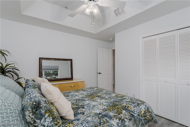 bedroom with ceiling fan and a closet