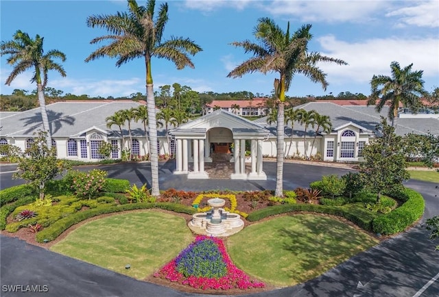 view of front of property featuring a front lawn