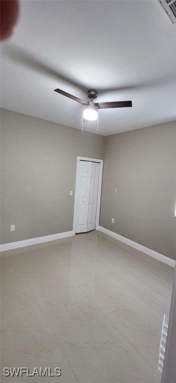 unfurnished bedroom featuring ceiling fan and a closet