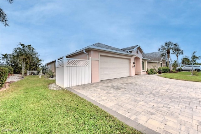 view of front facade featuring a garage and a front yard