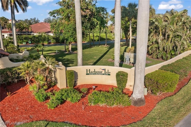 community / neighborhood sign featuring a lawn