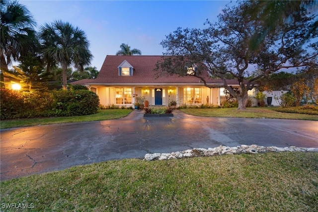 view of front of house featuring a lawn