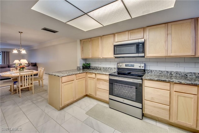 kitchen with backsplash, kitchen peninsula, an inviting chandelier, stainless steel appliances, and light brown cabinetry