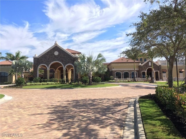 view of front facade featuring a front lawn