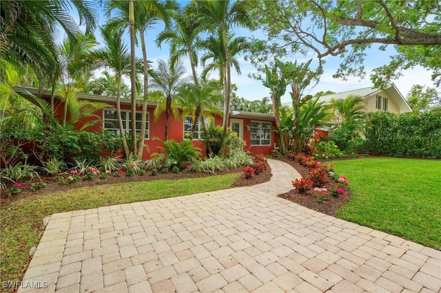 single story home featuring a front yard